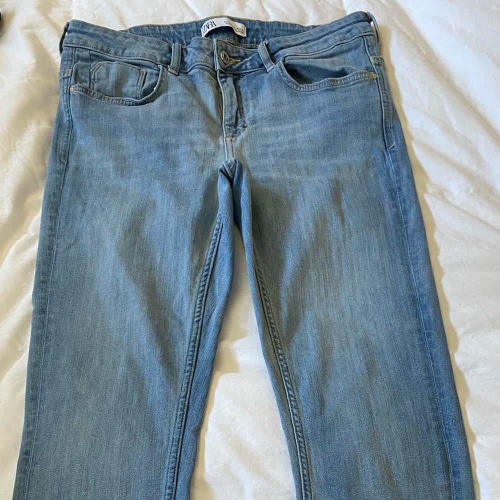 Zara light blue wash raw hem ankle jeans size 12.